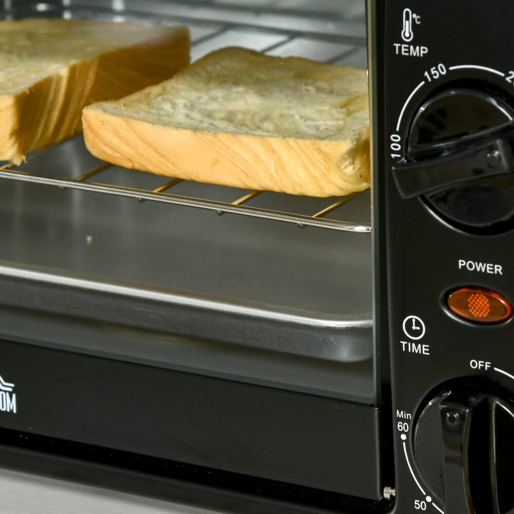 Ein kleiner schwarzer Backofen mit 10 Litern Fassungsvermögen, 750W Leistung und einem 60-Minuten-Timer.