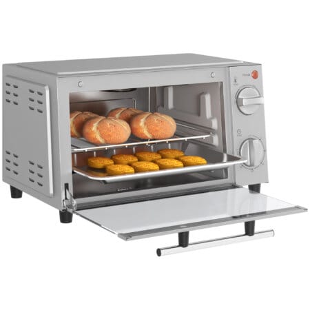 Ein silberner Minibackofen und Backofen mit 9 Litern Fassungsvermögen, 750W Leistung, Temperaturbereich 100-230 Grad Celsius, Timer und Edelstahl-Zubehör.