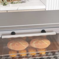 Ein silberner Minibackofen und Backofen mit 9 Litern Fassungsvermögen, 750W Leistung, Temperaturbereich 100-230 Grad Celsius, Timer und Edelstahl-Zubehör.