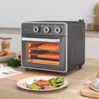 Ein grauer Minibackofen, Heissluftfritteuse und Umluftofen in einem, 20 Liter Fassungsvermögen, 1400W Leistung.