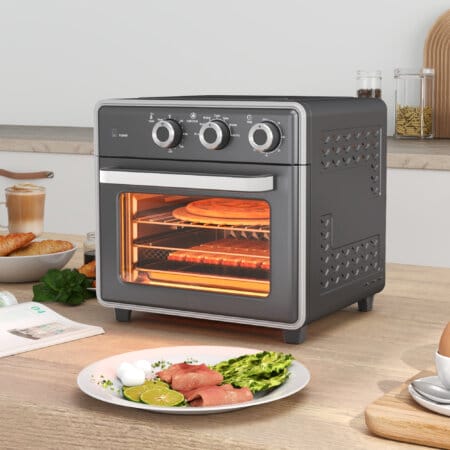 Ein grauer Minibackofen, Heissluftfritteuse und Umluftofen in einem, 20 Liter Fassungsvermögen, 1400W Leistung.