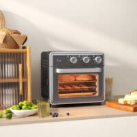 Ein grauer Minibackofen, Heissluftfritteuse und Umluftofen in einem, 20 Liter Fassungsvermögen, 1400W Leistung.