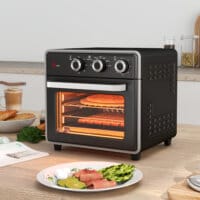 Ein schwarzer Minibackofen, Heissluftfritteuse und Umluftofen in einem, 20 Liter Fassungsvermögen, 1400W Leistung.