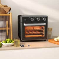 Ein schwarzer Minibackofen, Heissluftfritteuse und Umluftofen in einem, 20 Liter Fassungsvermögen, 1400W Leistung.