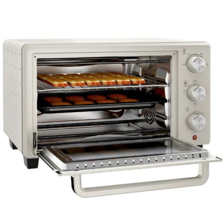 Ein cremeweisser Minibackofen und Ofen mit 21 Litern Fassungsvermögen, Temperaturbereich 100-230 Grad Celsius und Drehspiess.