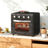 Ein schwarzer Minibackofen und Umluftofen mit 30 Litern Fassungsvermögen, Heissluftfunktion und Temperaturbereich 90-230 Grad Celsius.