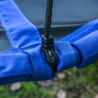 Blaue runde Nestschaukel mit einem Durchmesser von 110cm, verstellbar und bis 150kg belastbar. Sie bietet Platz für mehrere Kinder und lädt zum Schaukeln und Entspannen ein.