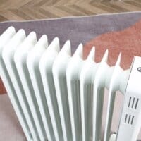 Ein tragbarer Ölradiator und Ölheizung in Weiss mit 2720W Leistung und Timer.