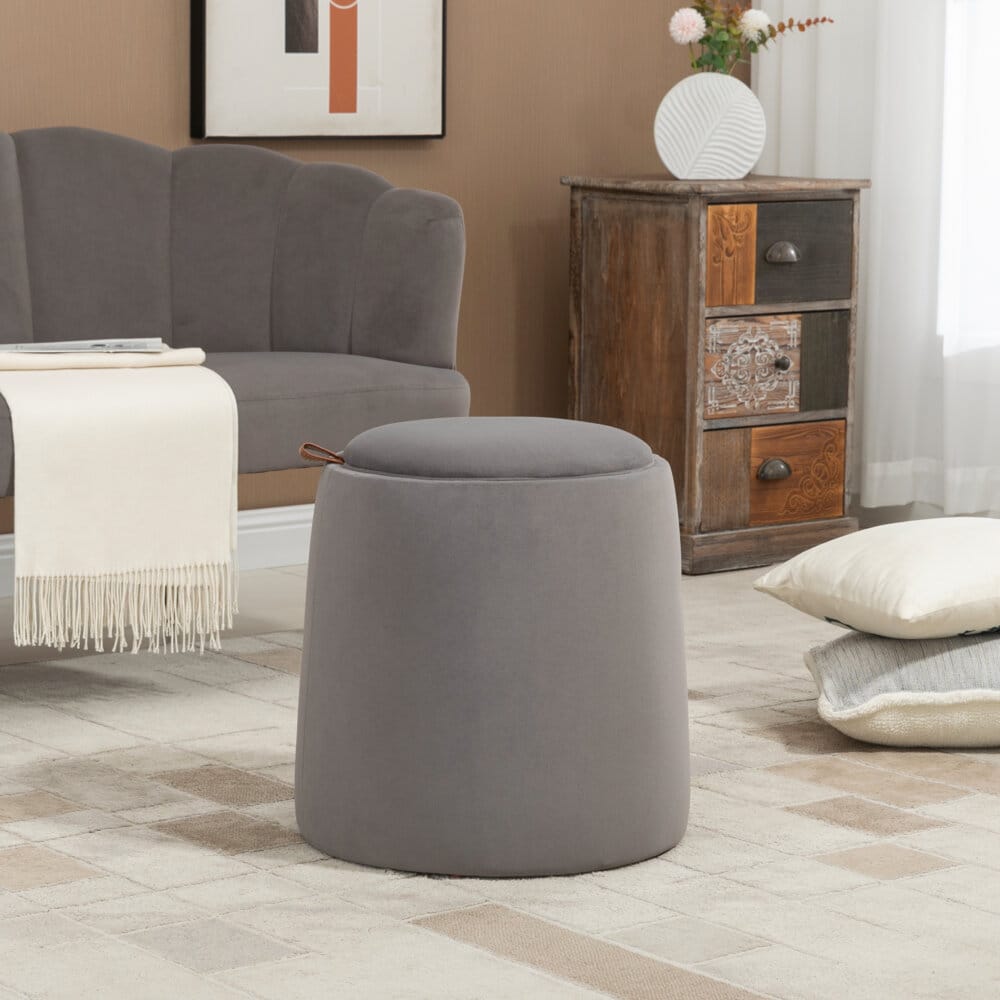 Eine dunkelgraue Ottomane mit Stauraum und 2-in-1 Design in Samtoptik.