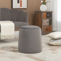 Eine dunkelgraue Ottomane mit Stauraum und 2-in-1 Design in Samtoptik.