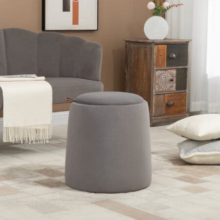 Eine dunkelgraue Ottomane mit Stauraum und 2-in-1 Design in Samtoptik.