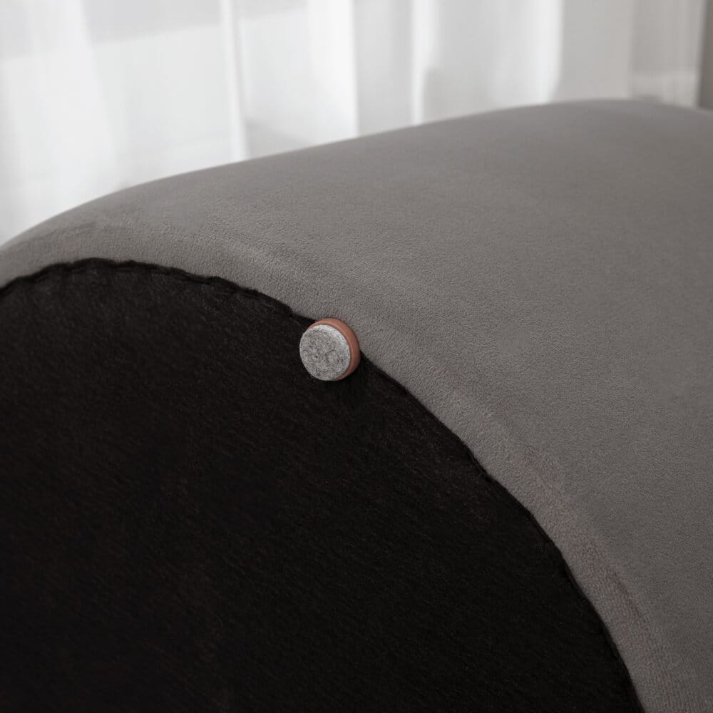Eine dunkelgraue Ottomane mit Stauraum und 2-in-1 Design in Samtoptik.