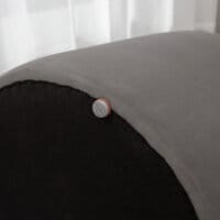 Eine dunkelgraue Ottomane mit Stauraum und 2-in-1 Design in Samtoptik.