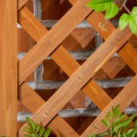 Pflanzkasten mit Rankhilfe für Garten und Terrasse, Farbe Braun.