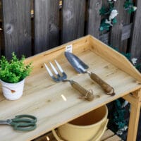 Pflanztisch mit Ablagefläche aus Holz, funktional für Garten, Hellbraun.