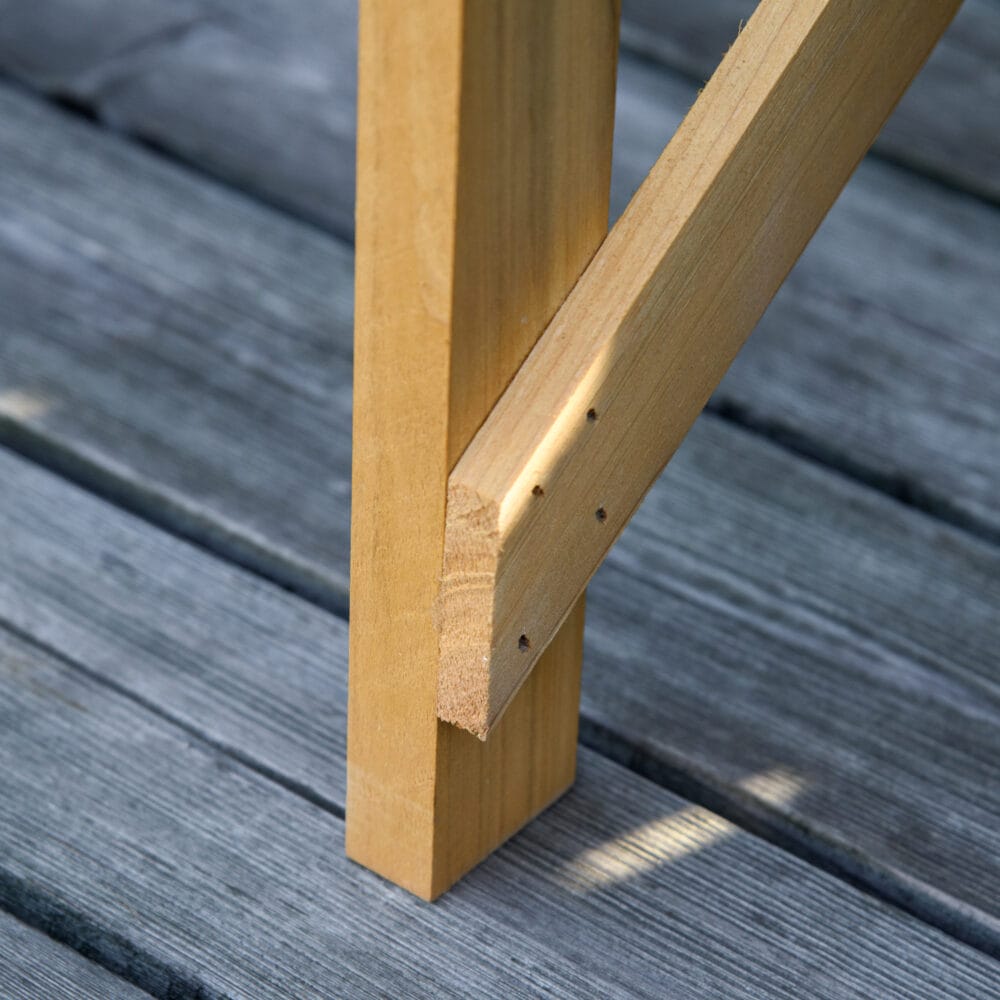 Pflanztisch mit Ablagefläche aus Holz, funktional für Garten, Hellbraun.