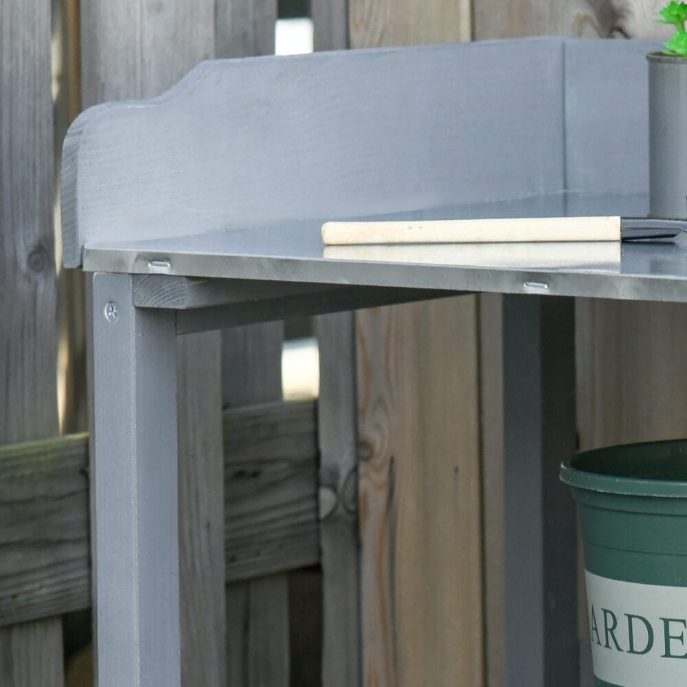 Pflanztisch mit robuster Metall-Arbeitsfläche für Balkon und Garten.