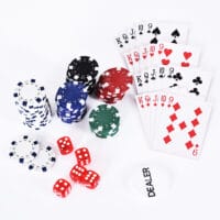 Kompakter Pokerkoffer mit 300 Chips, zwei Kartenspielen und fünf Würfeln, ideal für unterwegs im handlichen Alukoffer.