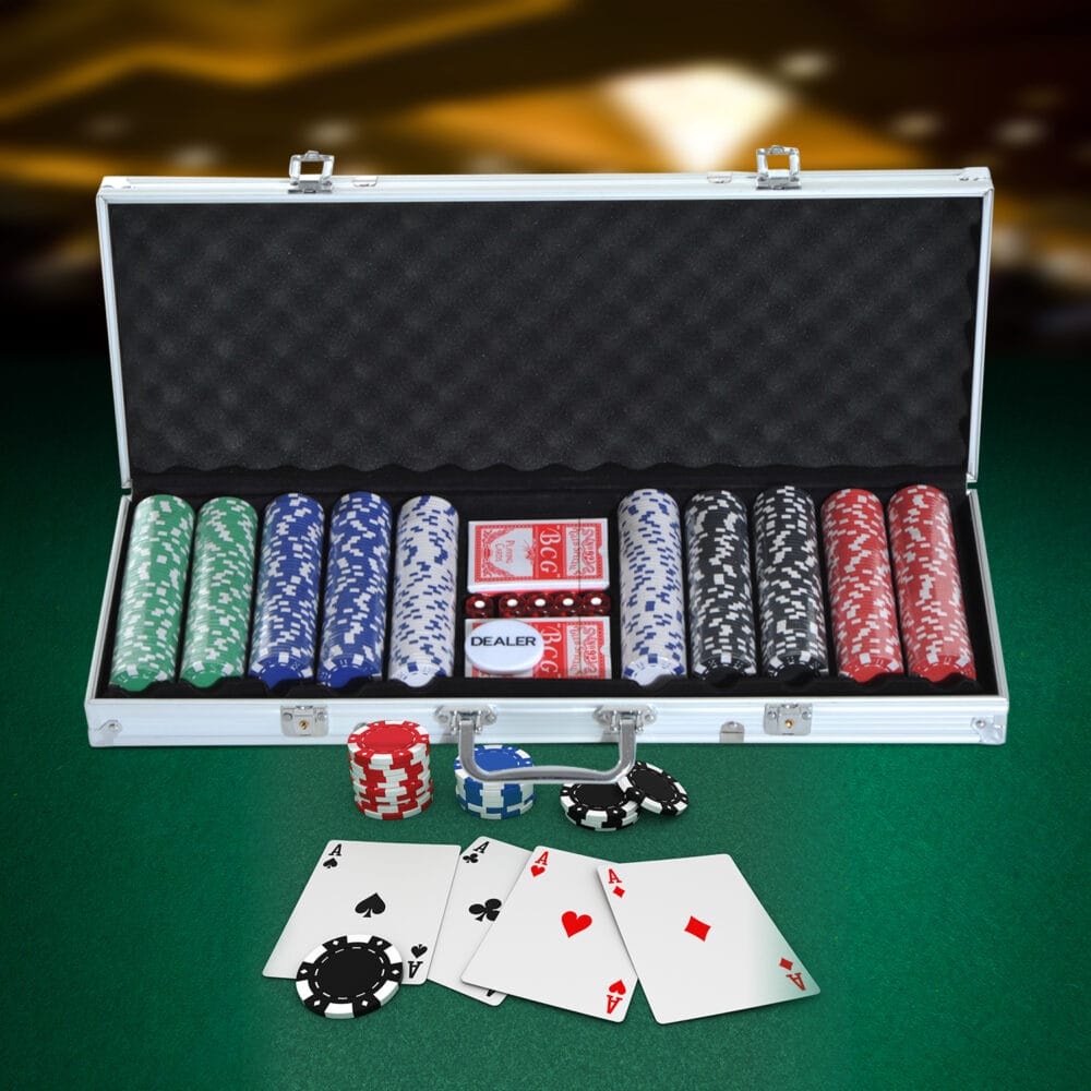 Pokerkoffer Set mit 500 Pokerchips, zwei Kartenspielen und fünf Würfeln im stabilen Alukoffer für Poker-Abende.