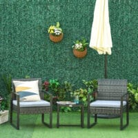 Graues gemütliches Polyrattan-Balkonset für zwei Personen, inklusive bequemer Kissen, perfekt für kleine Balkone.