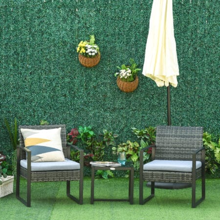 Graues gemütliches Polyrattan-Balkonset für zwei Personen, inklusive bequemer Kissen, perfekt für kleine Balkone.
