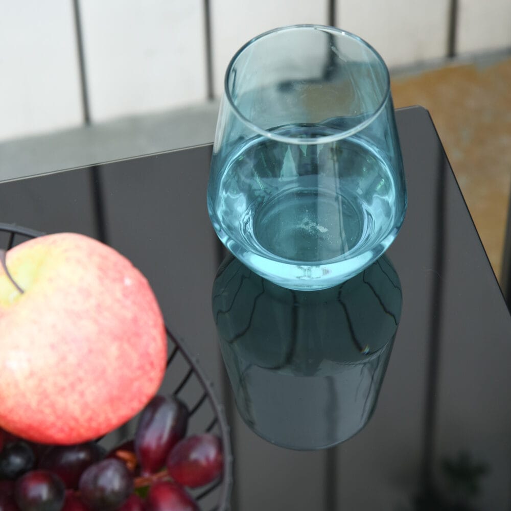 Graues gemütliches Polyrattan-Balkonset für zwei Personen, inklusive bequemer Kissen, perfekt für kleine Balkone.