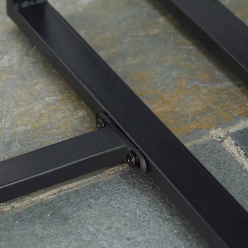 Graues gemütliches Polyrattan-Balkonset für zwei Personen, inklusive bequemer Kissen, perfekt für kleine Balkone.