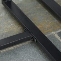 Graues gemütliches Polyrattan-Balkonset für zwei Personen, inklusive bequemer Kissen, perfekt für kleine Balkone.
