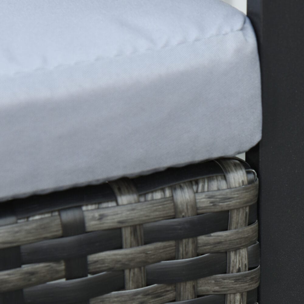 Graues gemütliches Polyrattan-Balkonset für zwei Personen, inklusive bequemer Kissen, perfekt für kleine Balkone.