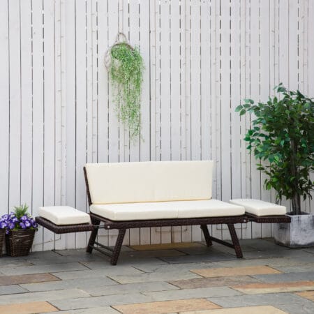 Braunes, klappbares Polyrattan-Gartensofa für zwei Personen.
