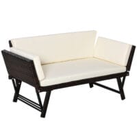 Braunes, klappbares Polyrattan-Gartensofa für zwei Personen.