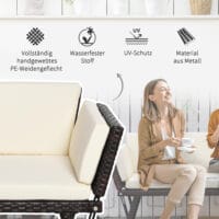 Braunes, klappbares Polyrattan-Gartensofa für zwei Personen.