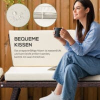 Braunes, klappbares Polyrattan-Gartensofa für zwei Personen.
