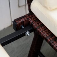 Braunes, klappbares Polyrattan-Gartensofa für zwei Personen.