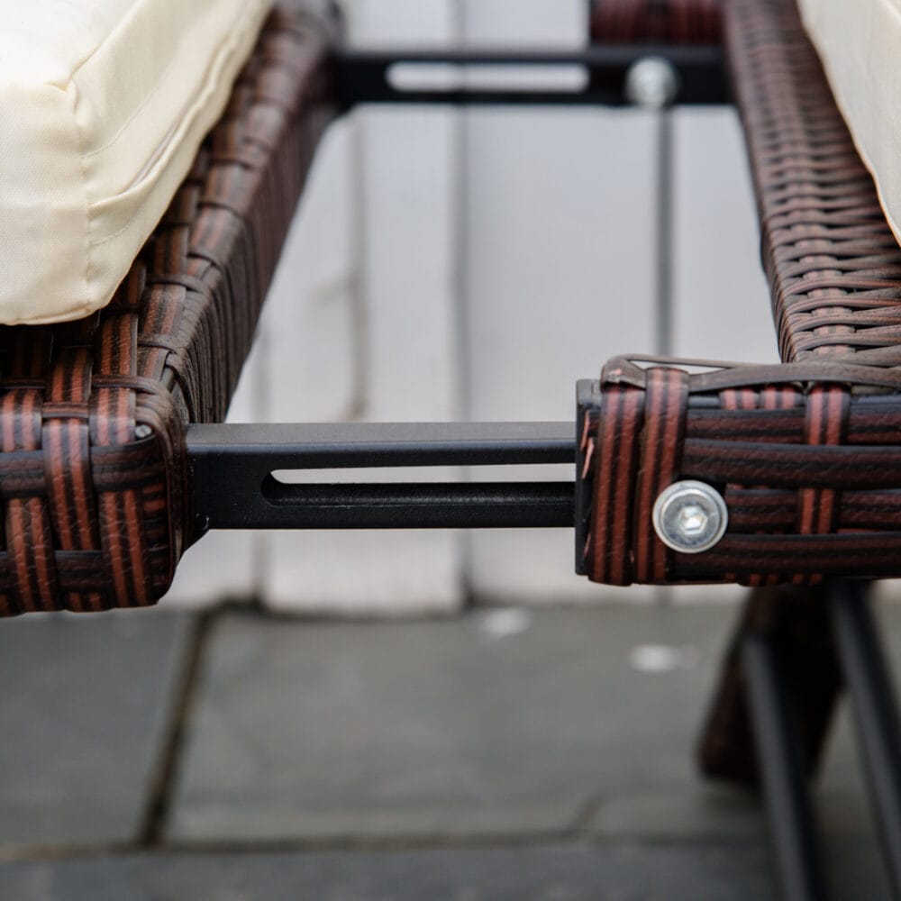 Braunes, klappbares Polyrattan-Gartensofa für zwei Personen.