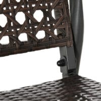 Braune Polyrattan-Schaukelbank für zwei Personen.