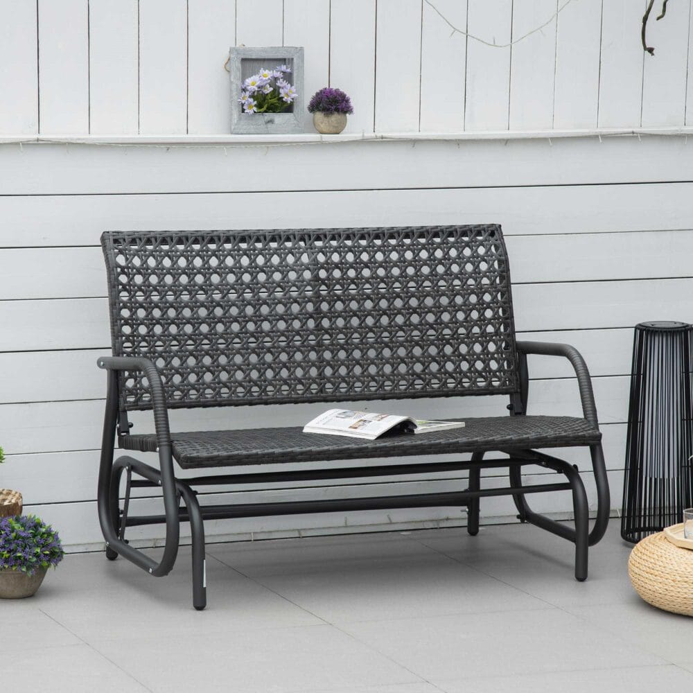 Dunkelgraue Polyrattan-Schaukelbank für zwei Personen.