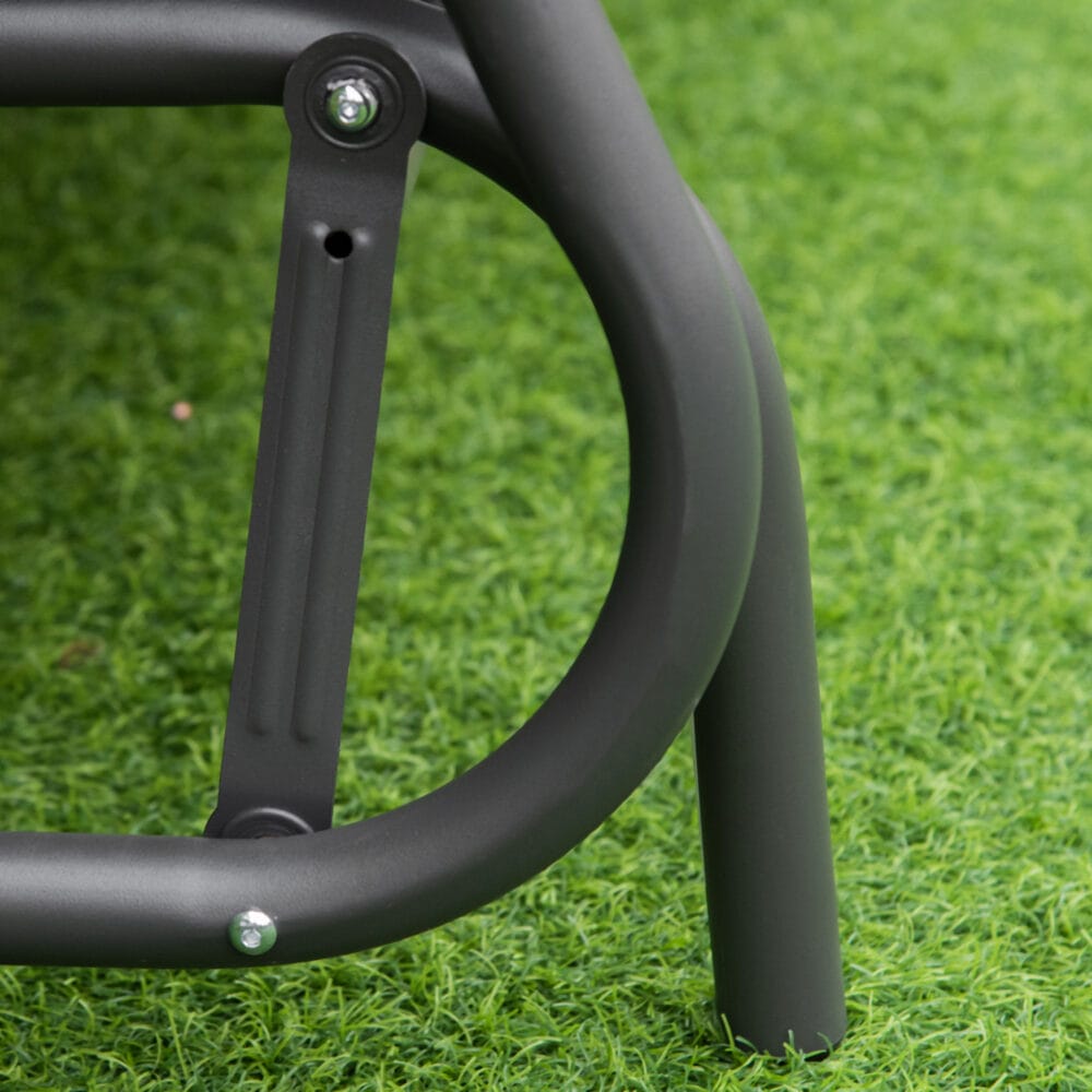 Dunkelgraue Polyrattan-Schaukelbank für zwei Personen.