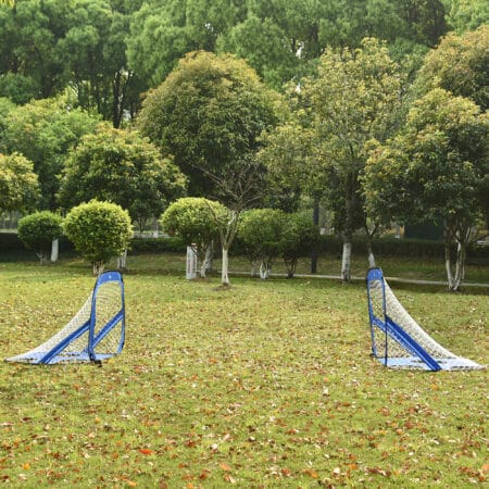 Blaues 2er-Set faltbarer Pop-Up Fussballtore, 123x80x80cm gross, ideal für spontane Spiele und einfaches Verstauen.