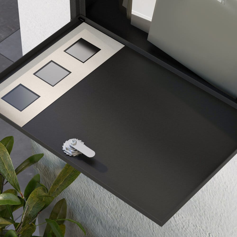 Ein schwarzer Postkasten und Briefkasten aus Metall mit Zeitungsfach, Maße 365x115x29cm.