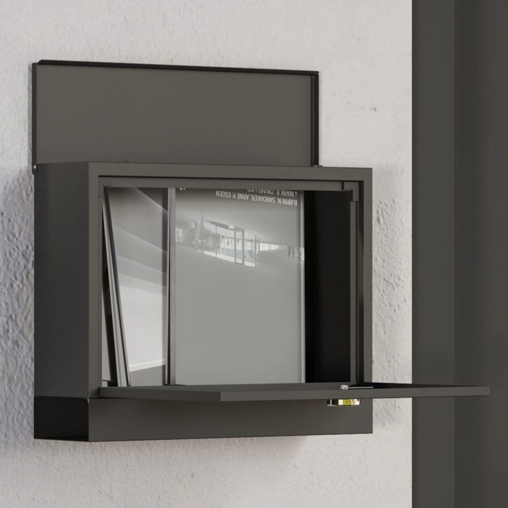Ein schwarzer Postkasten und Briefkasten aus Metall mit Zeitungsfach, Maße 365x115x29cm.