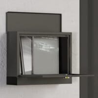 Ein schwarzer Postkasten und Briefkasten aus Metall mit Zeitungsfach, Maße 365x115x29cm.