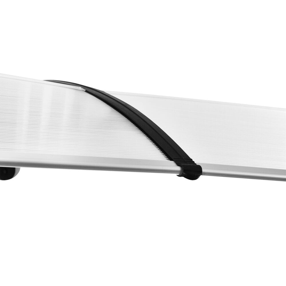 Transparentes Pultvordach für die Haustür, aus Polycarbonat und Aluminium, bietet modernen Wetterschutz.