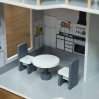 Graues hölzernes Puppenhaus auf 3 Etagen, komplett mit 13 passenden Möbeln. Ein detailreiches Spielhaus für Kinder von 3-6 Jahren, das zum fantasievollen Spielen einlädt.