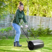 Eine schwarze Rasenwalze und Gartenwalze aus Metall mit 38 Litern Fassungsvermögen für Wasser oder Sand und einem U-Griff.
