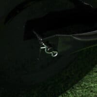 Eine schwarze Rasenwalze und Gartenwalze aus Metall mit 38 Litern Fassungsvermögen für Wasser oder Sand und einem U-Griff.
