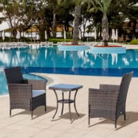 Braunes, klappbares Rattan-Balkonmöbel-Set.
