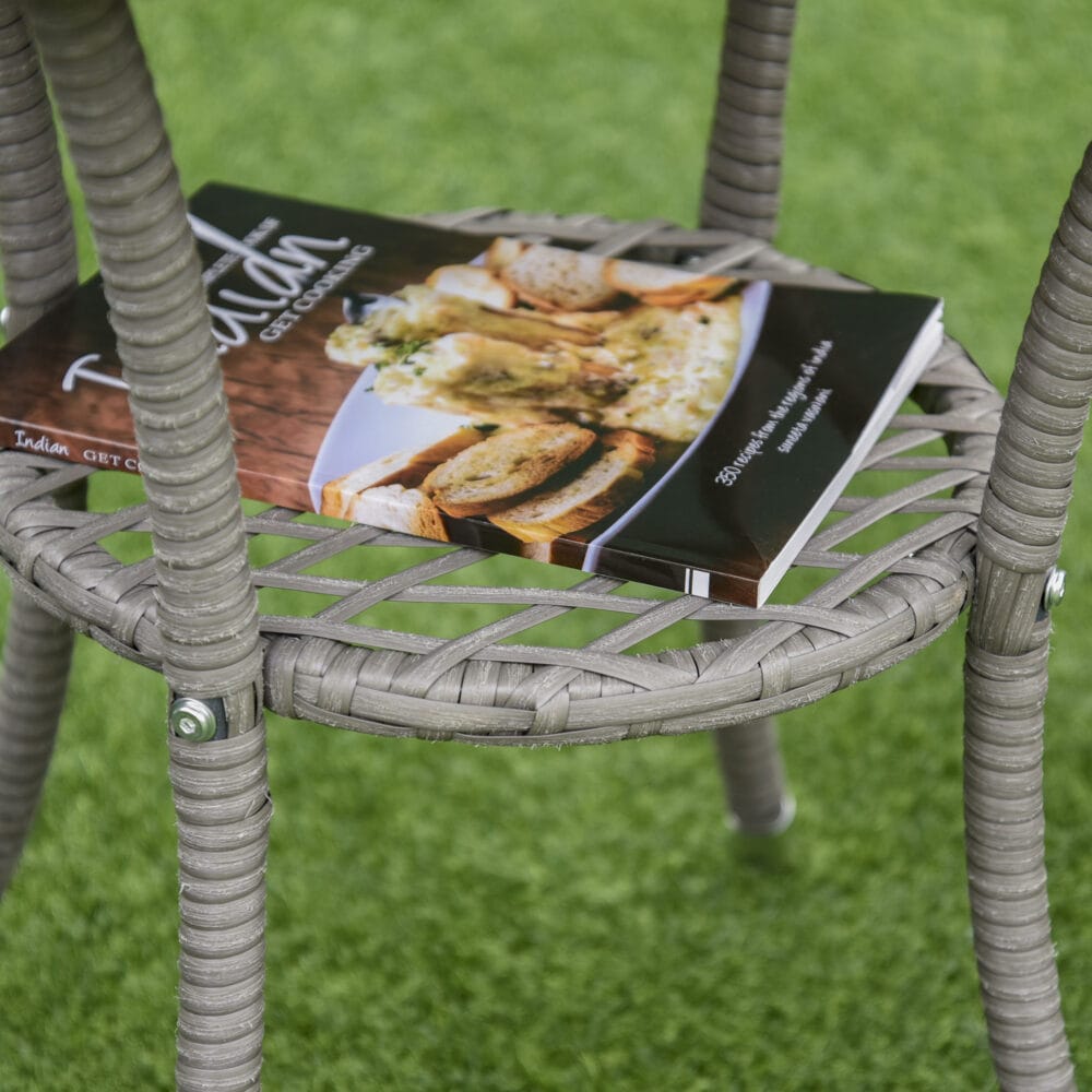 Dreiteiliges Rattan-Gartenmöbel-Set mit Tisch.