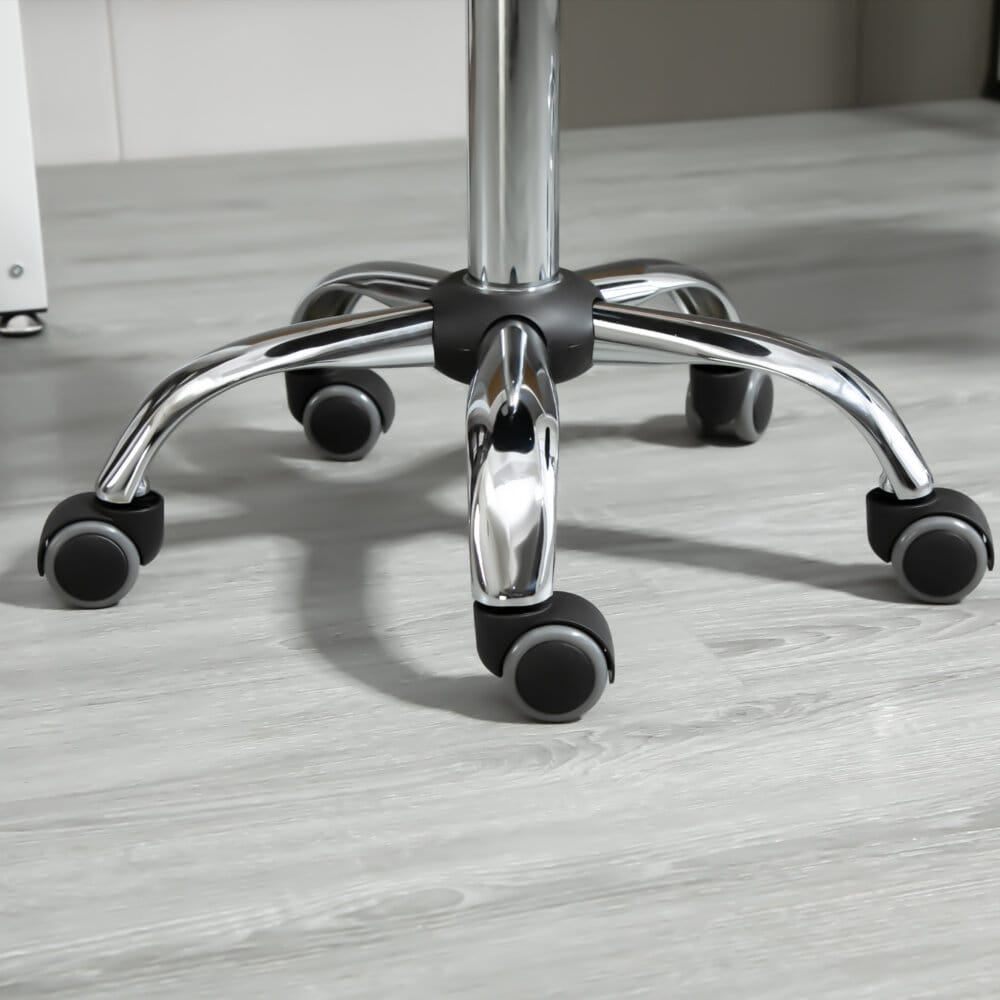 Ein 2er-Set höhenverstellbare Rollhocker mit Rädern.