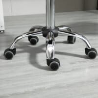 Ein 2er-Set höhenverstellbare Rollhocker mit Rädern.